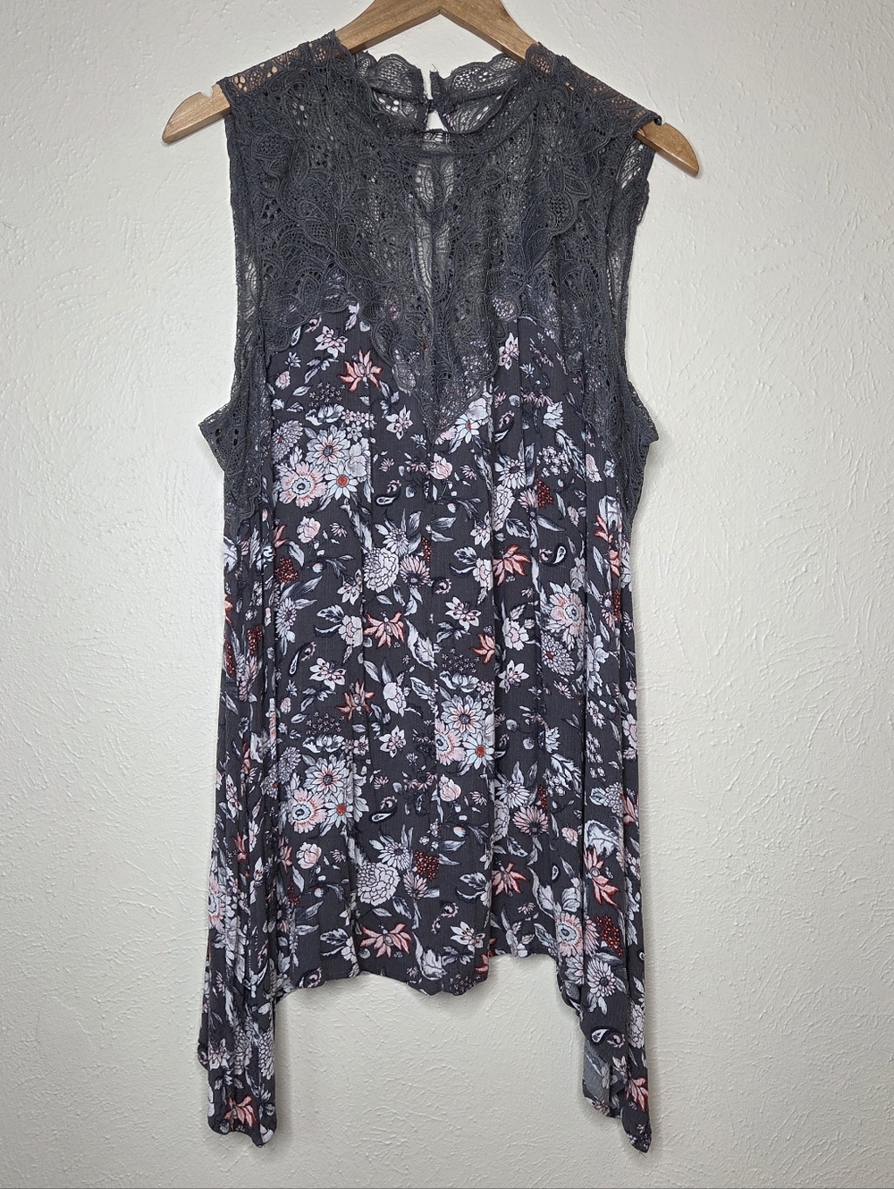 Torrid Size 2 Lace Yoke Floral Tunic Top Boho Flowy Handkerchief Hem 2X